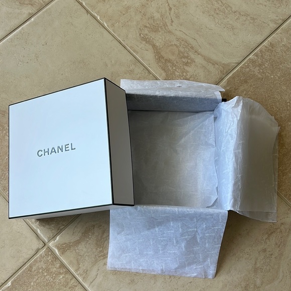 Chanel Gift Box - Picture 3 of 8